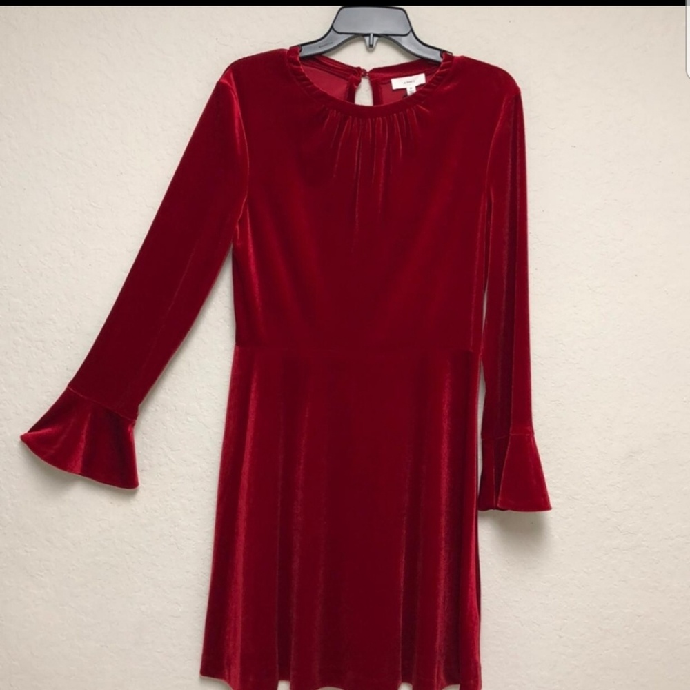 Beautiful red dress. Semi-formal /Formal.